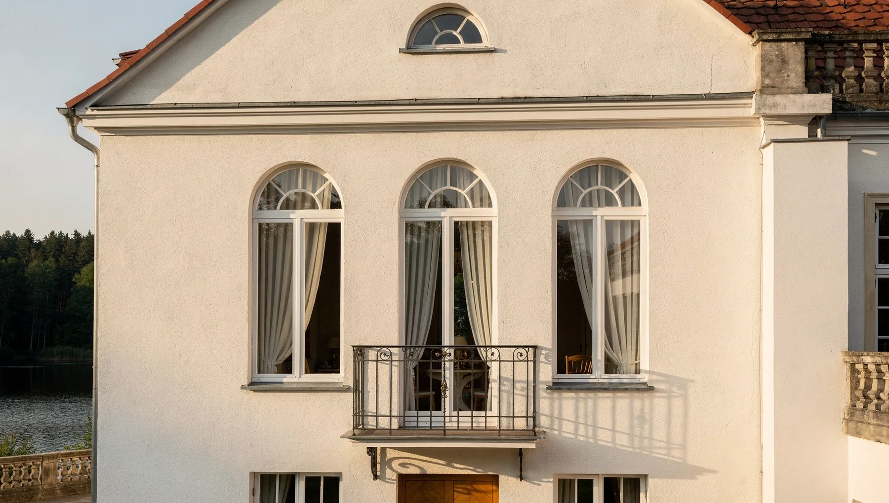 Fassade des Schlosses mit Rundbogenfenstern
