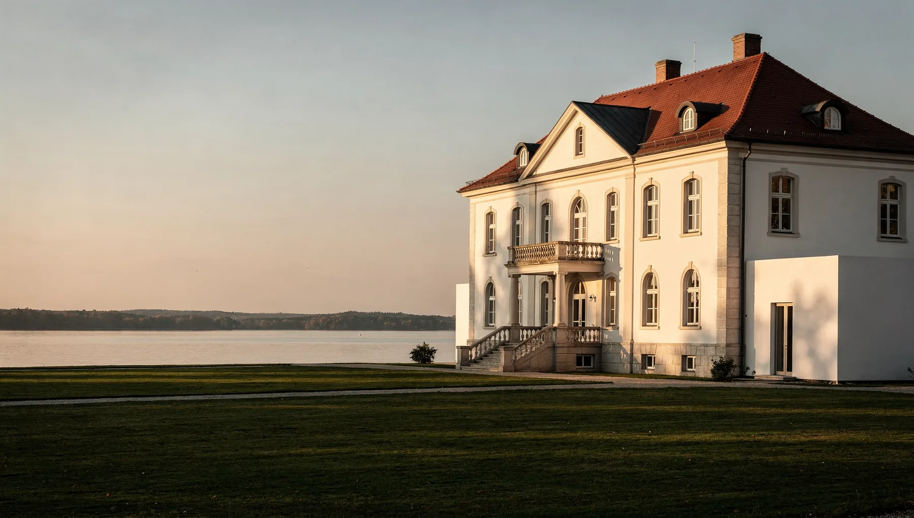 Schloss Deutsch-Ossig am Berzdorfer See im Abendlicht