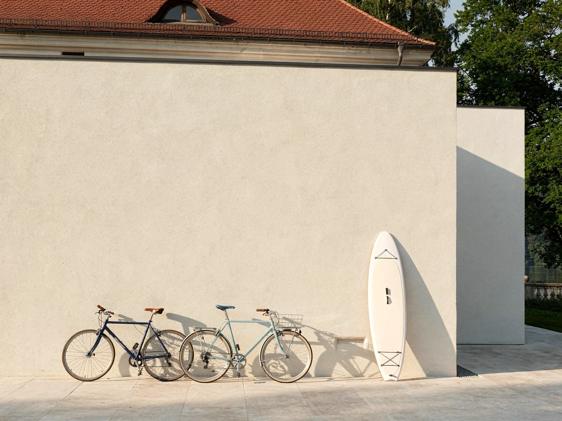 Rad und Stand-up-Paddle am See