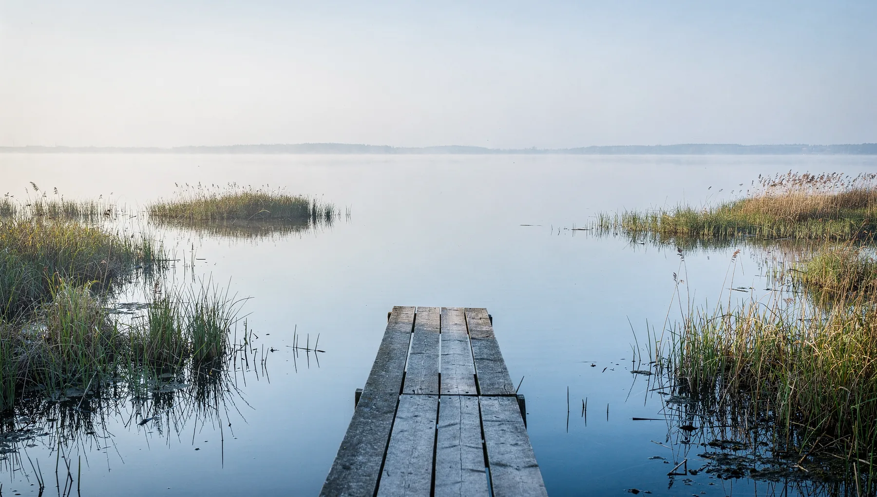Steg am Berzdorfer See am Morgen